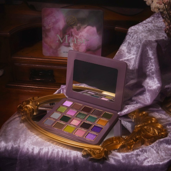 Cosmic Brushes "Muse" eyeshadow palette - Picture 7 of 12